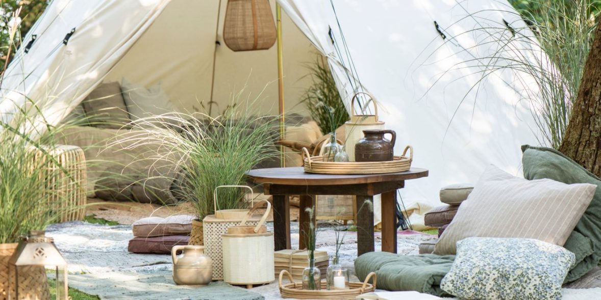 Weißes Zelt mit Outdoor-Produkten von IB Laursen in der Natur.